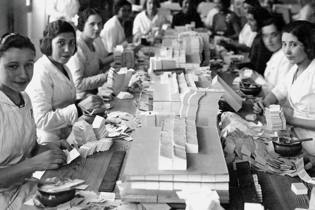Les Bambuneres d'Alcoi working in rolling paper production