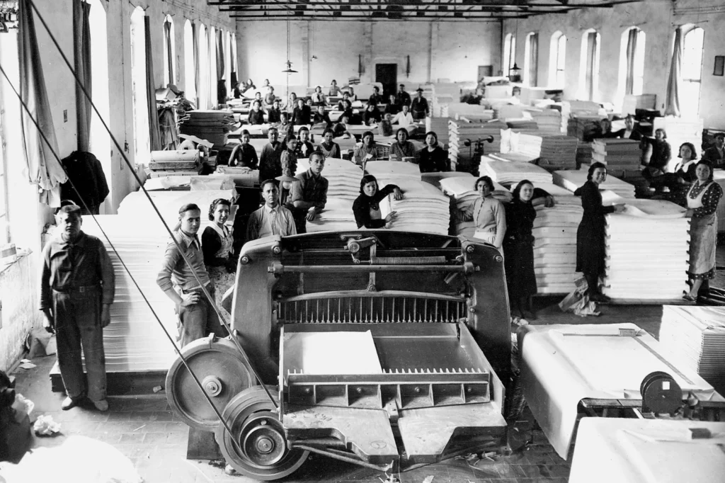 Rolling paper factory with a cutter powered by hydraulic energy and leather belts