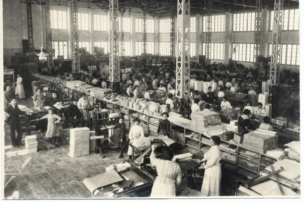 Bambú rolling paper factory workers at Papeleras Reunidas
